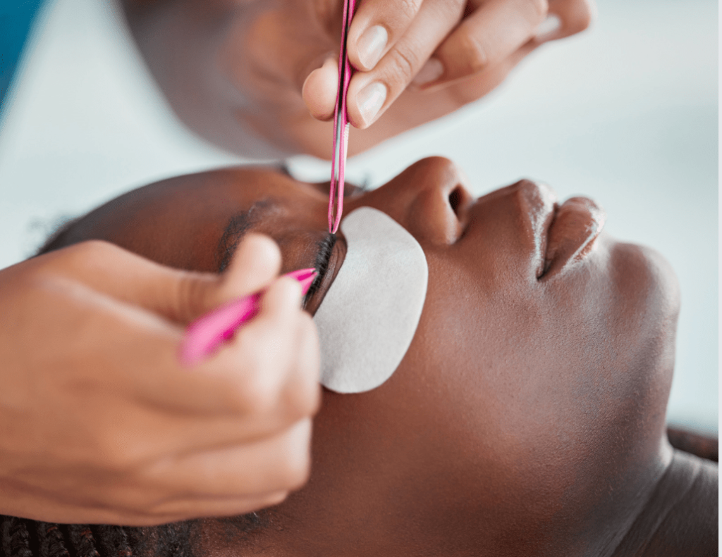 Battle of the Lashes: Eyelash Extensions vs. Eye-Lash Strips – The ultimate showdown!

 – healblogger